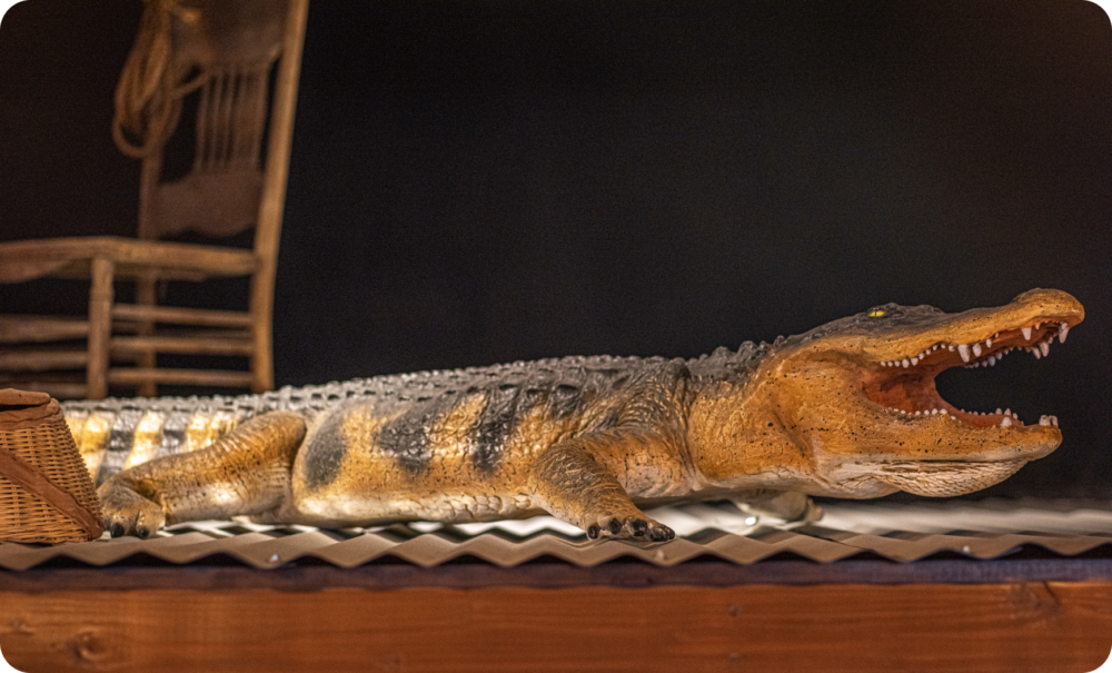 Alligator figurine with its mouth open.